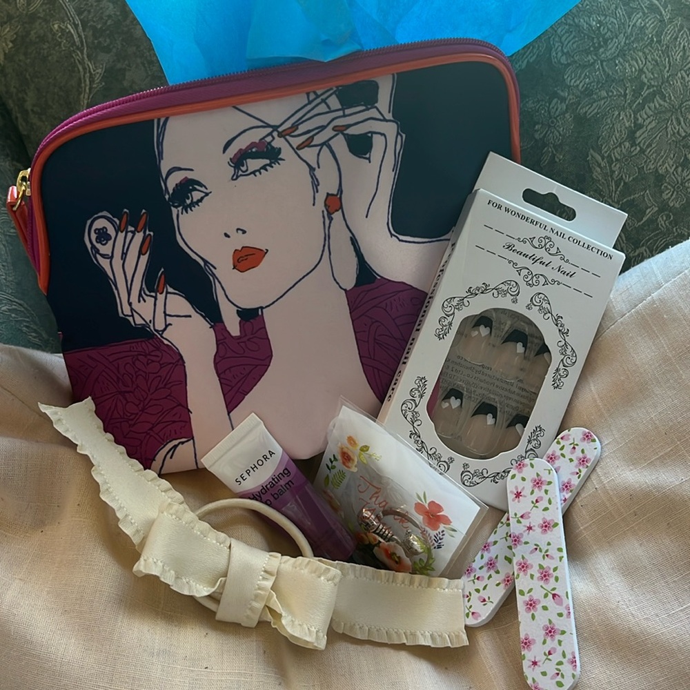 Estée Lauder cosmetic pouch bundle